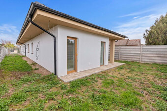 Rodinný dom s dvomi 3 izbovými bytovými jednotkami so záhrad - 3