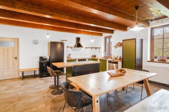 Krásna chata pod lesom s veľkým pozemkom. - 3