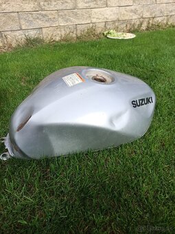 Nádrž Suzuki bandit 1200,600 - 3