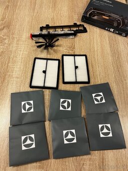 Predám príslušenstvo k vysávaču Elektrolux PUREi9 - 3