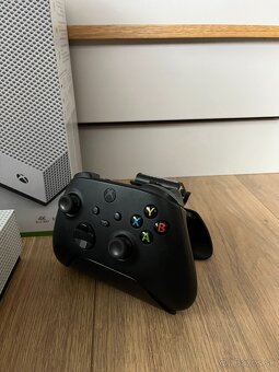 Xbox One S 1TB + ovládač + dokovacia stanica - 3