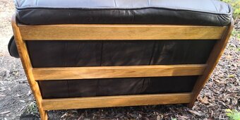 Kožená dvojsedačka s masivnym drevom - 3