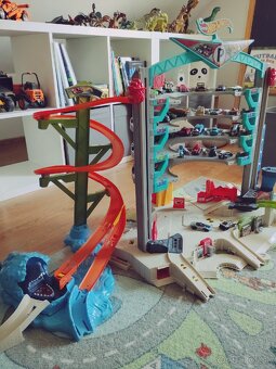 Predame hot wheels garaz... - 3