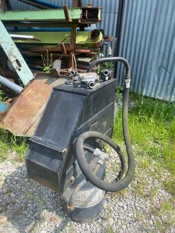 Nadrz na vyklapač ,hydrauliku - 3