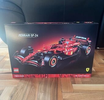 Nové Lego Technic 42207 Auto Ferrari SF-24 F1 - 3
