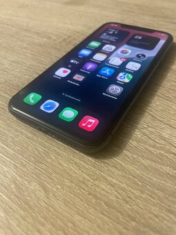 iPhone 11 / 64GB Black / Super stav - 3