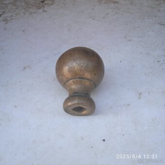 Predám budík na baterku za 10€ a mosadznú guľu za 10€€ - 3