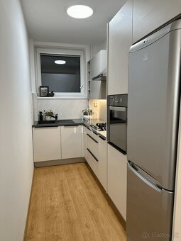 Veľký 2 izbový byt 50m2+ 30m2 predzahrádka+parkovacie miesto - 3