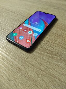 Samsung Galaxy A40 / 4/64GB Prasknutý displej - 3