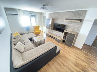 NA PREDAJ kompletne zariadený 3 izbový by po rekonštrukcii - 3