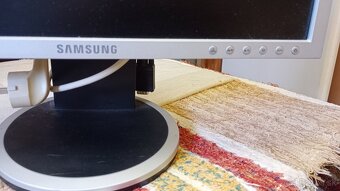 Predám LCD monitor Samsung 19" - 3