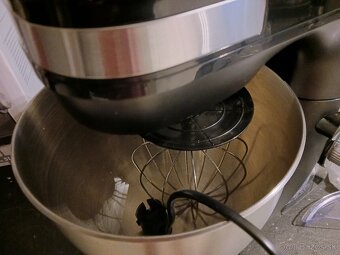 Predám nový nepoužitý kuchynský robot cena:50€. BA. - 3