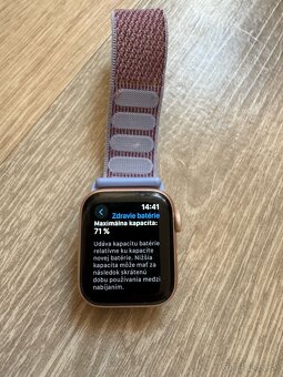 Apple Watch Series 4 40 mm Zlatý hliník + športový remienok - 3
