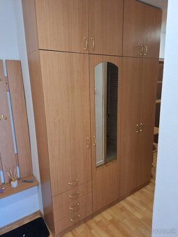 Predám chodbovú vstavanú skriňu - 3