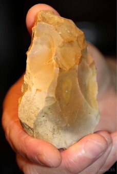 Neolitická kamenná motyka (sekera) – cca 4000 pred n. l. - 3