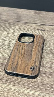 Kryt na iPhone 15 Pro - dřevo tmavý orech Sebastian Sturm - 3