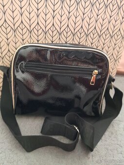 Lesklá kožená čierna kabelka - 3