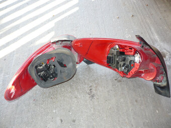 Predám zadné pravé svetlo na Peugeot 206 - 3