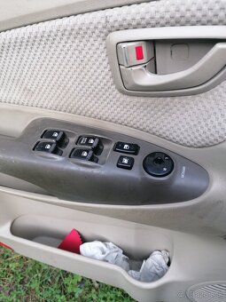 Hyundai Tuscon 2,0Crdi rok 2006 - 3