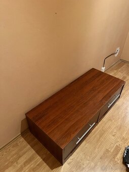 Darujem za odvoz stolík pod TV s policovou skriňou - 3