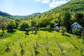 Pozemok s drevenou chatkou a panoramatickým výhľadom - 3