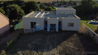 Krásny priestranný rodinný dom v Zemianskych Sadoch s veľkým - 3