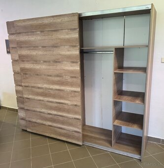 Moderná skriňa so zrkadlom - 3