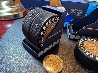 HOKEJOVÉ medaily v PUKU: zlato + striebro + bronz + mosadz - 3