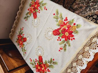 Nádherný bohato zdobený vianočný obrus s červenými sviečkami - 3