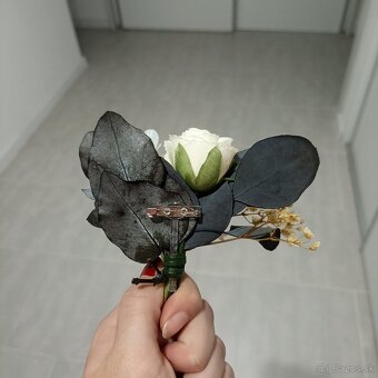 Umelá svadobná kytica a pierko - 3