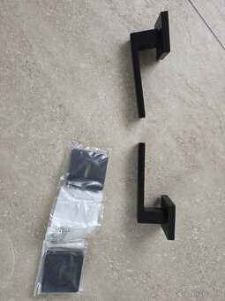 Čierne kľučky na hranatých rozetách - 3