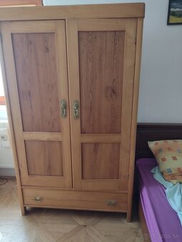 Predám 2 starožitné skrine - 3