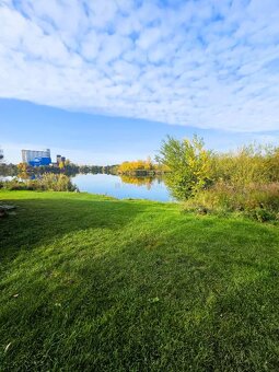 PREDAJ Pozemok pri jazere 887 m² s garážou a altánkom - 3