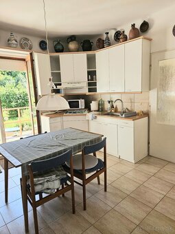 Rodinný dom s krásnym 1200m2 slnečným pozemkom - 3