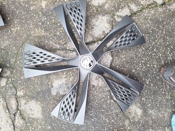 Puklice originál škoda karoq r19 - 3