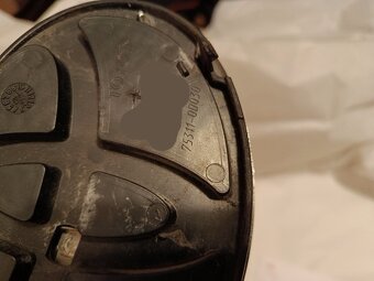 predny znak toyota 15x10,5 7531100030 40€ - 3