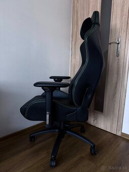 Predám Razer Iskur XL - 3