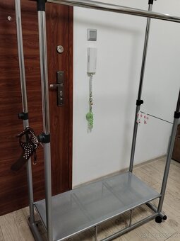 Vešiak nemý sluha - 3