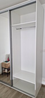 Šatníkova skriňa s posuvnými dverami a zrkadlom - 3