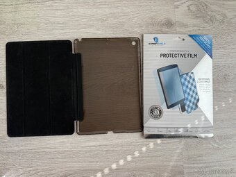 Apple iPad 32 GB 8th Generstion - 3