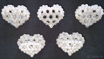 Krásny ručne šitý prívesok: srdce z korálok - 3