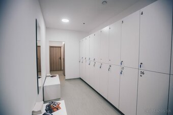 Biele skrinky do šatne, botník a lavičky - 3