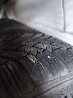 Predám zimné pneumatiky205/55 R16obuté na plechových diskoch - 3