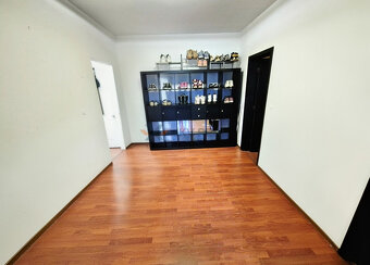 NA PREDAJ PRÍJEMNÝ 3-IZB.BYT S LOGGIOU V OBĽÚBENEJ ČASTI PET - 3