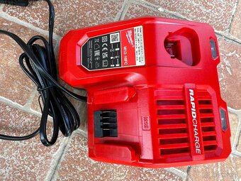 Predám nabíjačku milwaukee m12-m18fc - 3