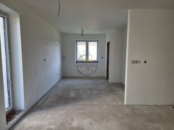 Skolaudovaná novostavba rodinného domu v obci Lúčnica nad Ži - 3