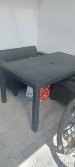 Plastový stôl značky Keter - 3