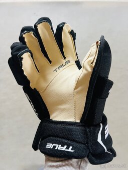 Predám hokejové rukavice True Catalyst 5X3 JR/SR nové - 3