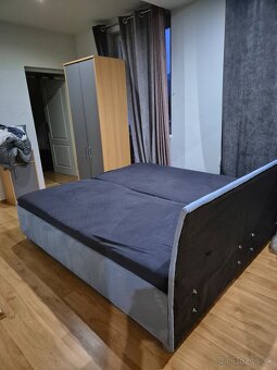 Sedacia suprava a taburetka,manželská posteľ s matracami,skr - 3