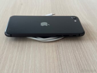 Predám iPhone SE 2020 64gb Black - 3